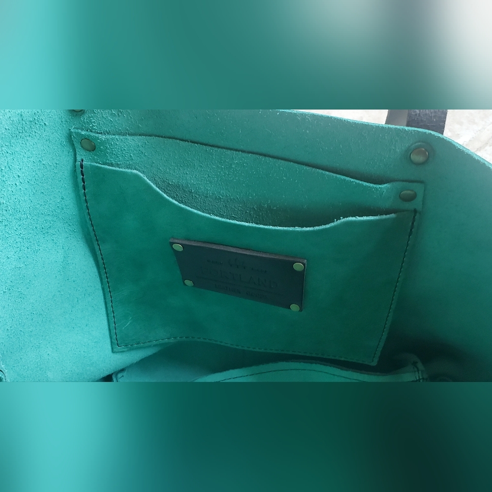 Portland Leather Green Tote Bag - Picture 5 of 9